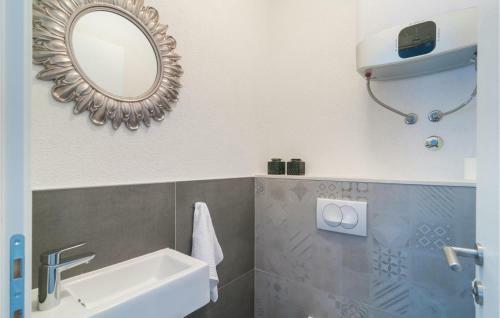 Five-bedroom Holiday Home In Zrnovnica