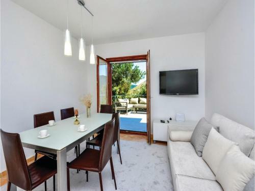 Two-bedroom Holiday Home In Zrnovnica