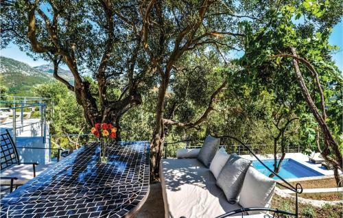 Two-bedroom Holiday Home In Zrnovnica
