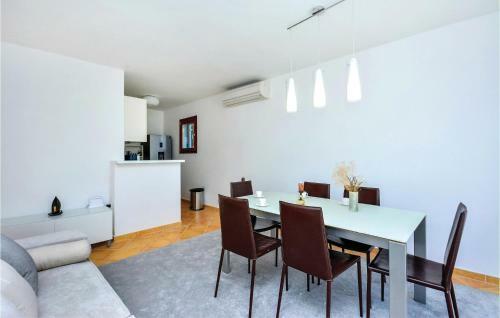 Two-bedroom Holiday Home In Zrnovnica