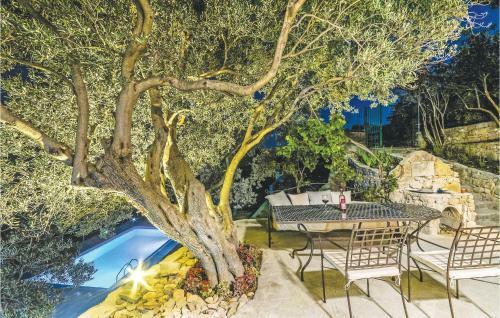 Two-bedroom Holiday Home In Zrnovnica
