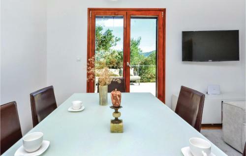 Two-bedroom Holiday Home In Zrnovnica