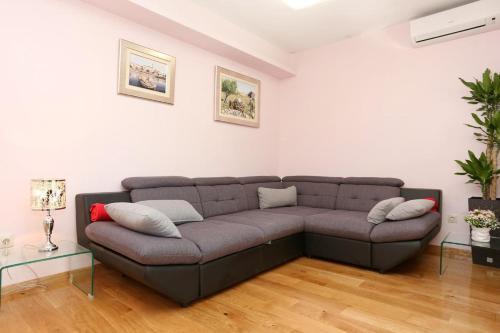 Apartments With A Parking Space Zrnovnica (split) - 9493