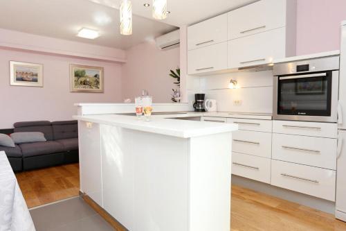 Apartments With A Parking Space Zrnovnica (split) - 9493