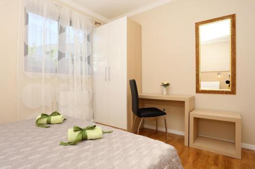 Apartments With A Parking Space Zrnovnica (split) - 9493