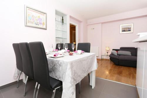 Apartments With A Parking Space Zrnovnica (split) - 9493