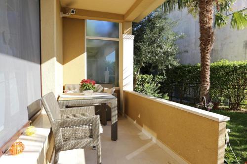 Apartments With A Parking Space Zrnovnica (split) - 9493
