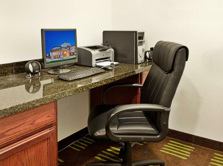 Holiday Inn Express Hotel & Suites St Charles