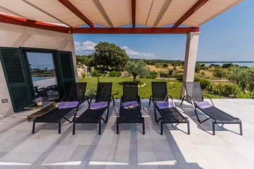 Villa With Pool And Tenniscourt