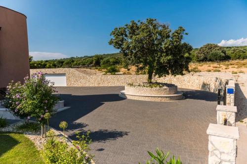 Villa With Pool And Tenniscourt
