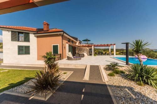 Villa With Pool And Tenniscourt