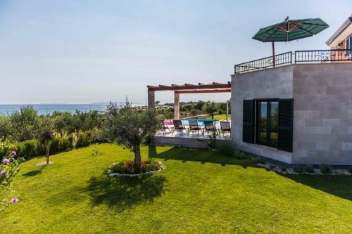 Villa With Pool And Tenniscourt