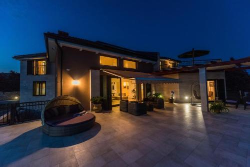 Villa With Pool And Tenniscourt