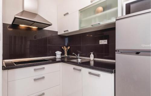 Two-bedroom Apartment In Stara Novalja