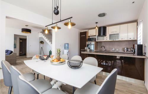 Four-bedroom Holiday Home In Josinovac