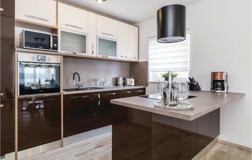 Four-bedroom Holiday Home In Josinovac