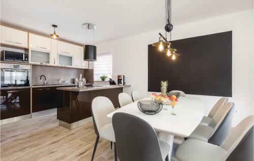 Four-bedroom Holiday Home In Josinovac