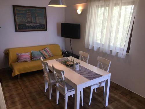 Apartments By The Sea Stomorska (solta) - 5190