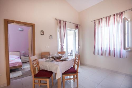 Apartment Necujam 13726d