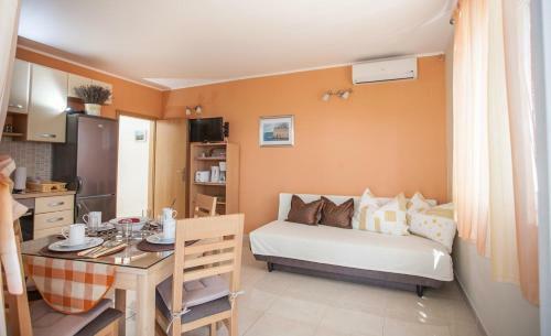 Apartment Necujam 13726b