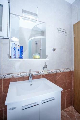 Apartment Necujam 13726b