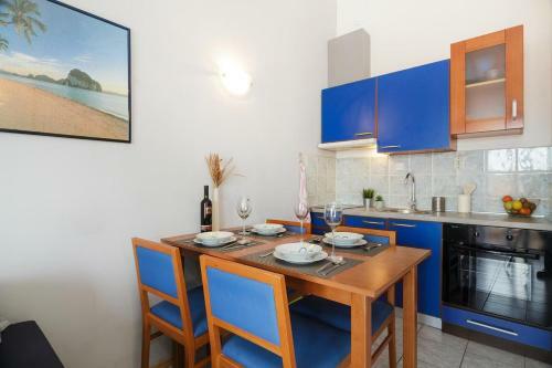 Apartments With A Parking Space Necujam (solta) - 5178