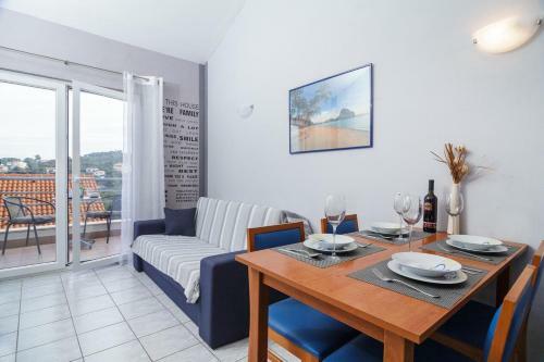Apartments With A Parking Space Necujam (solta) - 5178