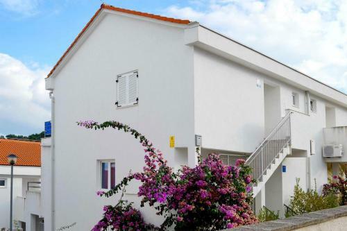 Apartments With A Parking Space Necujam (solta) - 5178