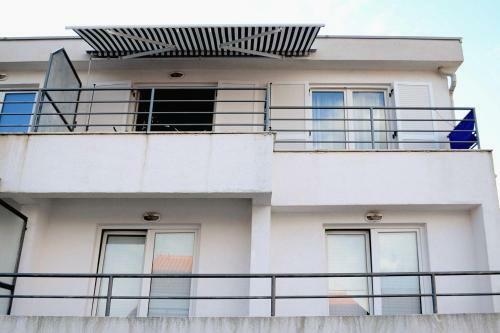 Apartments With A Parking Space Necujam (solta) - 5178