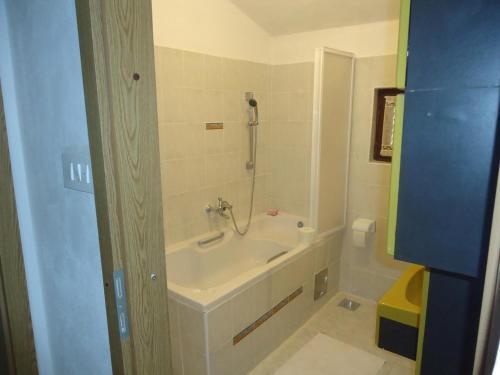 Apartments With A Parking Space Gornje Selo (solta) - 14009