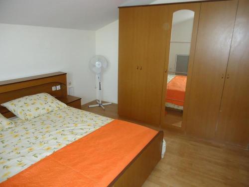 Apartments With A Parking Space Gornje Selo (solta) - 14009
