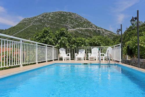 Apartments With A Swimming Pool Ston (peljesac) - 10208