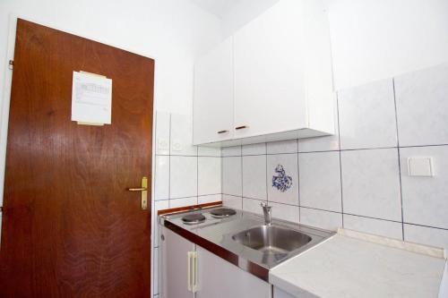 Apartments By The Sea Sucuraj (Hvar) - 566