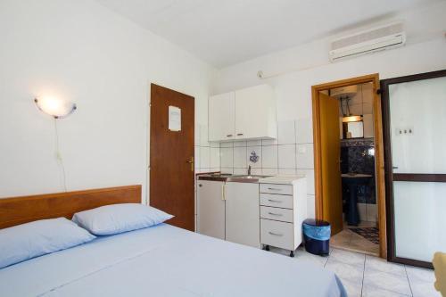 Apartments By The Sea Sucuraj (Hvar) - 566