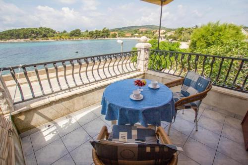 Apartments By The Sea Sucuraj (hvar) - 566