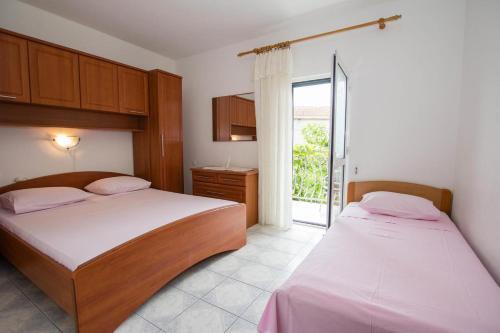 Apartments By The Sea Sucuraj (Hvar) - 566