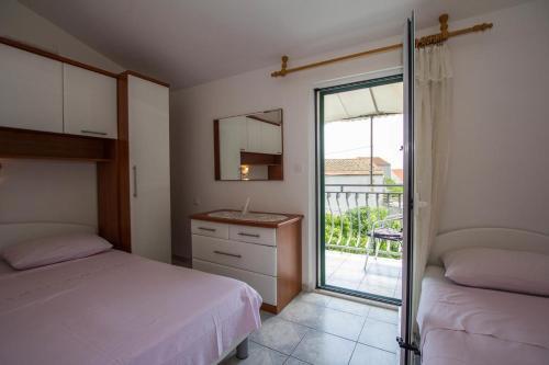 Apartments By The Sea Sucuraj (Hvar) - 566