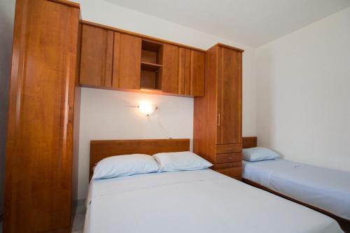 Apartments By The Sea Sucuraj (Hvar) - 566