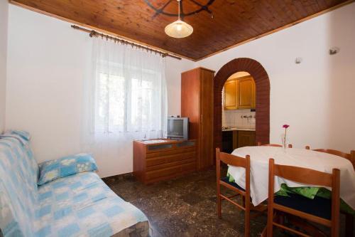 Apartments By The Sea Sucuraj (hvar) - 566