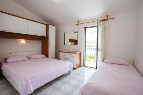 Apartments By The Sea Sucuraj (Hvar) - 566