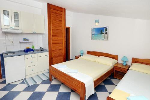 Apartments By The Sea Sucuraj (hvar) - 3589