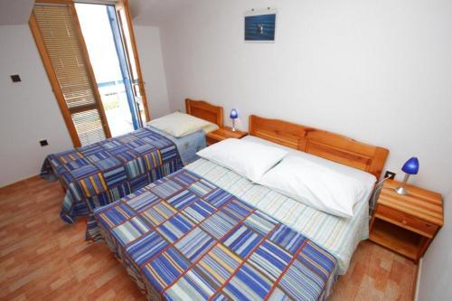 Apartments By The Sea Sucuraj (hvar) - 3589
