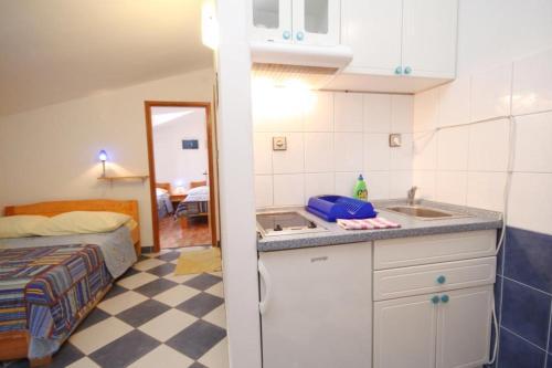 Apartments By The Sea Sucuraj (hvar) - 3589