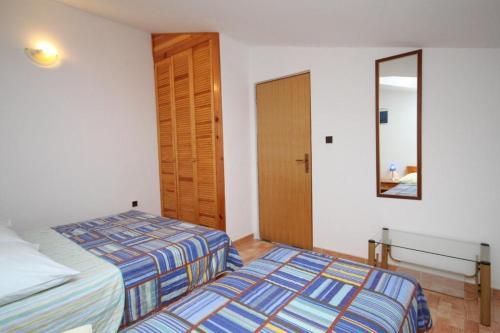 Apartments By The Sea Sucuraj (hvar) - 3589