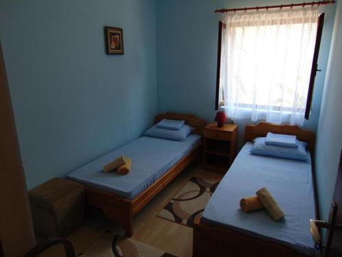 Apartments By The Sea Sucuraj (hvar) - 14736
