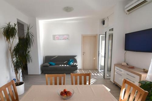 Family Friendly Seaside Apartments Sumartin (brac) - 5771