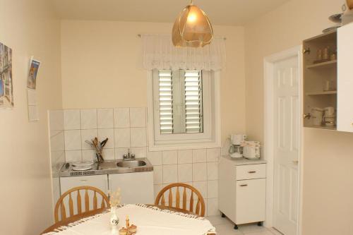 Hostal Apartments And Rooms With Parking Space Sumartin (brac) - 757
