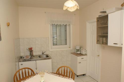 Hostal Apartments And Rooms With Parking Space Sumartin (brac) - 757
