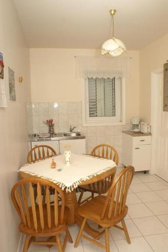 Hostal Apartments And Rooms With Parking Space Sumartin (brac) - 757