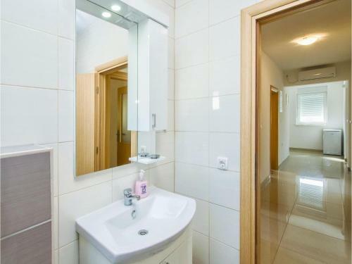 Three-bedroom Apartment In Mali Rat